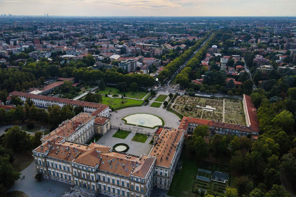 Vista aerea della facciata dell'elegante Villa Reale di Monza, Lombardia, Italia settentrionale. A volo d'uccello del bellissimo Palazzo Reale di Vicenza. Fotografia con drone in Lombardia.